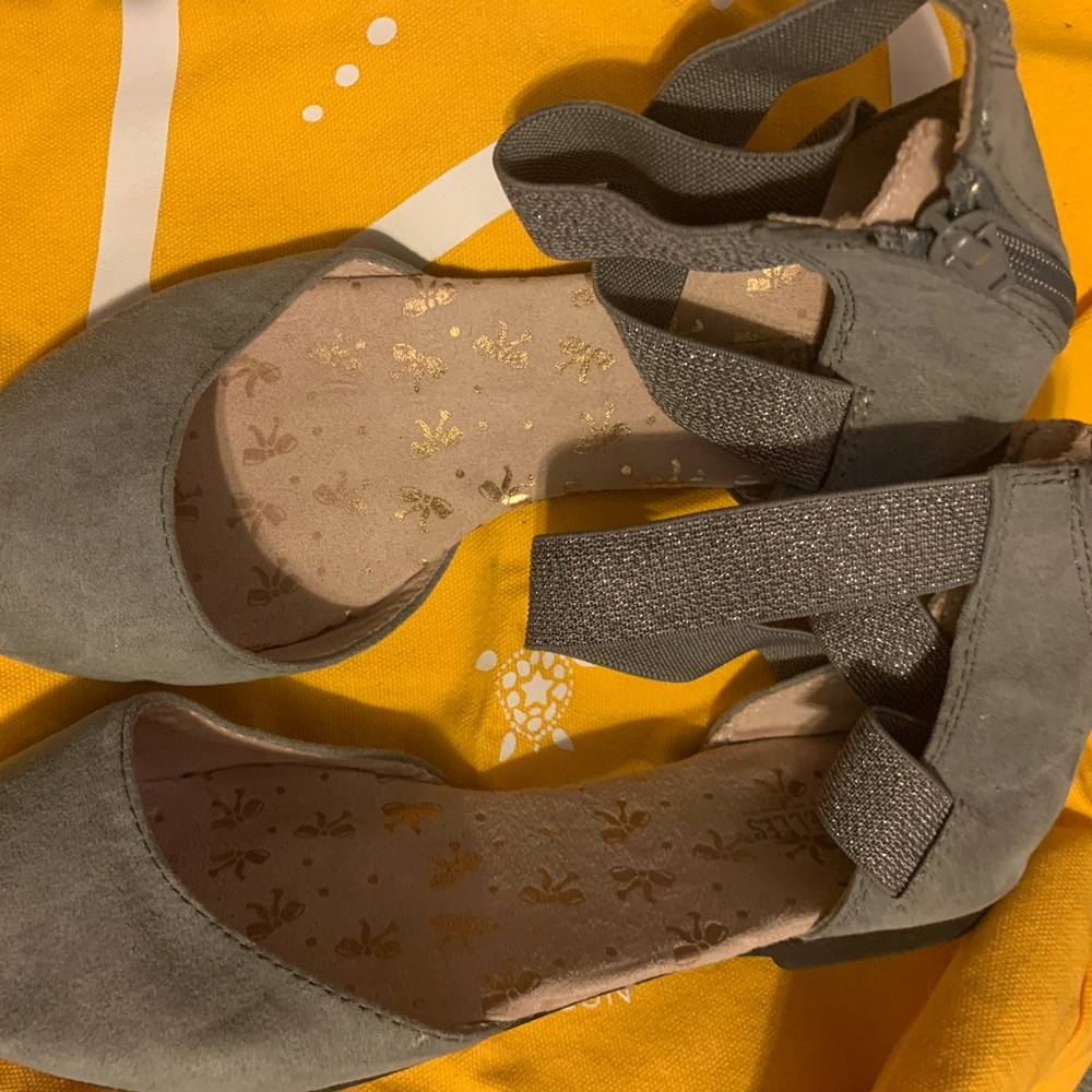 Girls gray shoes